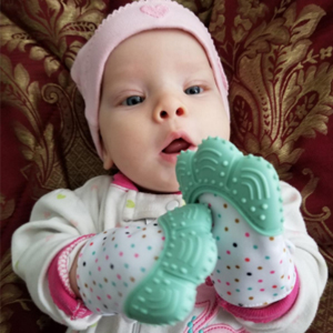 silikonova-rukavichka-za-grizane-chesane-na-nikneshti-bebeshki-zubi-mnenia-1